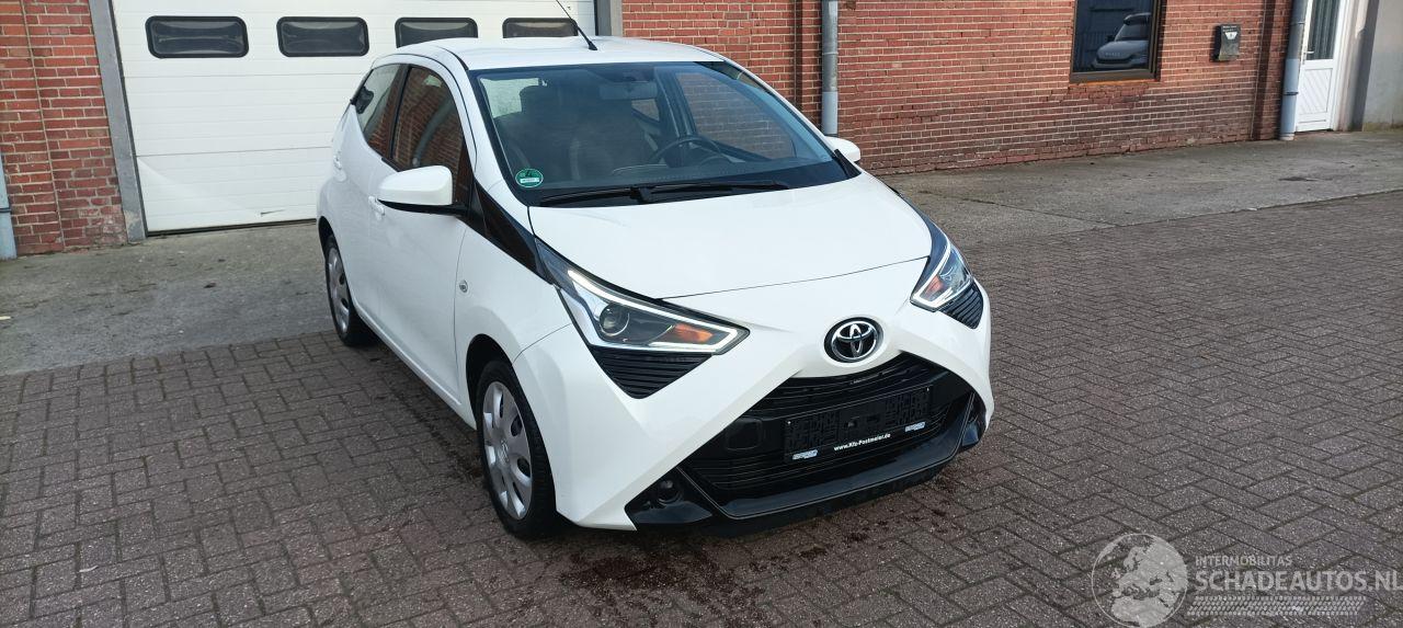 Toyota Aygo 1.0-VVT-i 72pk X-Play airco elektrische buitenspiegels met verwarming Centrale vergrendeling met afstandsbediening Led koplampen led achterlichten Hoogglans buiten design Deelbare achterbank getinte ruiten