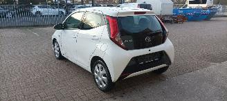 Toyota Aygo 1.0-VVT-i 72pk X-Play airco elektrische buitenspiegels met verwarming Centrale vergrendeling met afstandsbediening Led koplampen led achterlichten Hoogglans buiten design Deelbare achterbank getinte ruiten picture 6