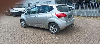 Kia Venga 1.6 Automaat Keyless-entry Climatecontrol Stoelverwarming stuurwiel met radio bediening 4xElektrische ramen Elektrische inklapbare buitenspiegels met verwarming Privacy glas Parkeersensoren achter trekhaak 16-inch velgen Mistlampen armsteun voor Links en picture 2