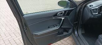 Kia Ceed 1.6 CRDI 136pk Navi Led koplampen Leder Sportstoelen-Memory  Climatecontrol Elektrische achterklep Achteruitrijcamera Led-Achterlichten CruiseControl 4xStoelverwarming Lichtautomaat picture 17