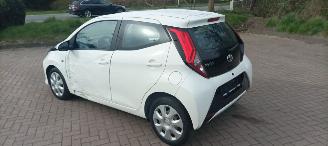 Toyota Aygo Facelift X-Play 1.0 VVT-i 72pk Airco 5-deurs Led koplampen led achterlichten Leren stuurwiel met radio bediening Elektrische ramen Elektrische-spiegels met verwarming Centrale vergrendeling met afstandsbediening picture 5