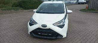 Schadeauto Toyota Aygo Facelift X-Play 1.0 VVT-i 72pk Airco 5-deurs Led koplampen led achterlichten Leren stuurwiel met radio bediening Elektrische ramen Elektrische-spiegels met verwarming Centrale vergrendeling met afstandsbediening 2018/9