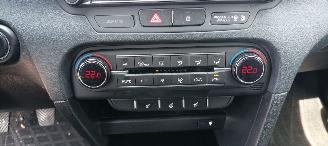 Kia Ceed 1.6-Diesel 136pk Full-Led Navi JBL-audio Leder Sportstoelen/Memory Stoelverwarming stuurwiel met verwarming keyless Entry Blindspot Drivelane assistent Dimmende binnenspiegel Achteruitrijcamera Elektrische achterklep inductie telefoon lader auto-parkeren picture 27
