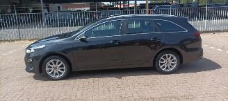 Kia Ceed 1.6-Diesel 136pk Full-Led Navi JBL-audio Leder Sportstoelen/Memory Stoelverwarming stuurwiel met verwarming keyless Entry Blindspot Drivelane assistent Dimmende binnenspiegel Achteruitrijcamera Elektrische achterklep inductie telefoon lader auto-parkeren picture 2