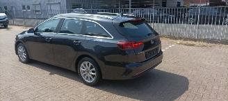 Kia Ceed 1.6-Diesel 136pk Full-Led Navi JBL-audio Leder Sportstoelen/Memory Stoelverwarming stuurwiel met verwarming keyless Entry Blindspot Drivelane assistent Dimmende binnenspiegel Achteruitrijcamera Elektrische achterklep inductie telefoon lader auto-parkeren picture 4