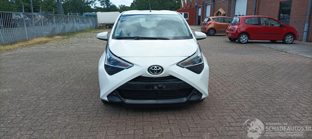 Toyota Aygo Facelift 1.0-VVT-i 72pk Airco Led koplampen led achterlichten Leren stuurwiel Elektrische ramen Elektrische-spiegels met verwarming Centrale vergrendeling met afstandsbediening Hoogglans buiten design Deelbare achterbank getinte ruiten