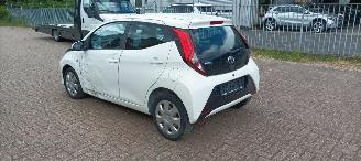 Toyota Aygo Facelift 1.0-VVT-i 72pk Airco Led koplampen led achterlichten Leren stuurwiel Elektrische ramen Elektrische-spiegels met verwarming Centrale vergrendeling met afstandsbediening Hoogglans buiten design Deelbare achterbank getinte ruiten picture 5