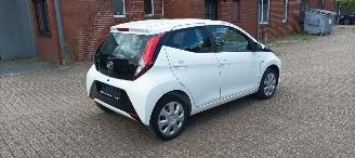 Toyota Aygo Facelift 1.0-VVT-i 72pk Airco Led koplampen led achterlichten Leren stuurwiel Elektrische ramen Elektrische-spiegels met verwarming Centrale vergrendeling met afstandsbediening Hoogglans buiten design Deelbare achterbank getinte ruiten picture 4