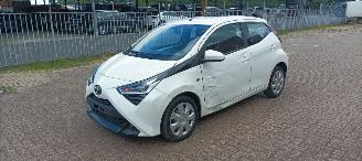 Toyota Aygo Facelift 1.0-VVT-i 72pk Airco Led koplampen led achterlichten Leren stuurwiel Elektrische ramen Elektrische-spiegels met verwarming Centrale vergrendeling met afstandsbediening Hoogglans buiten design Deelbare achterbank getinte ruiten picture 7