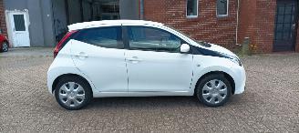 Toyota Aygo Facelift 1.0-VVT-i 72pk Airco Led koplampen led achterlichten Leren stuurwiel Elektrische ramen Elektrische-spiegels met verwarming Centrale vergrendeling met afstandsbediening Hoogglans buiten design Deelbare achterbank getinte ruiten picture 3