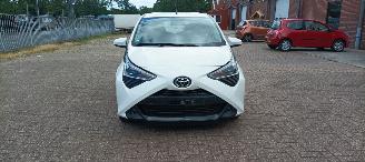 Auto incidentate Toyota Aygo Facelift 1.0-VVT-i 72pk Airco Led koplampen led achterlichten Leren stuurwiel Elektrische ramen Elektrische-spiegels met verwarming Centrale vergrendeling met afstandsbediening Hoogglans buiten design Deelbare achterbank getinte ruiten 2018/9