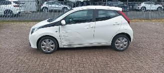 Toyota Aygo Facelift 1.0-VVT-i 72pk Airco Led koplampen led achterlichten Leren stuurwiel Elektrische ramen Elektrische-spiegels met verwarming Centrale vergrendeling met afstandsbediening Hoogglans buiten design Deelbare achterbank getinte ruiten picture 6