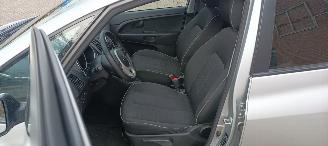 Kia Venga Automatik Klimaautomatik Keyless entry Stoelverwarming Lichtautomaat Privacyglas leren multifunctioneel stuurwiel 4xElektrische ramen Elektrische-spiegels met verwarming en  elektrisch inklapbaar privacy glas Parkeersensoren achter trekhaak 16-inch Kia ve picture 18