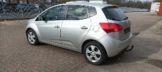 Kia Venga Automatik Klimaautomatik Keyless entry Stoelverwarming Lichtautomaat Privacyglas leren multifunctioneel stuurwiel 4xElektrische ramen Elektrische-spiegels met verwarming en  elektrisch inklapbaar privacy glas Parkeersensoren achter trekhaak 16-inch Kia ve picture 7