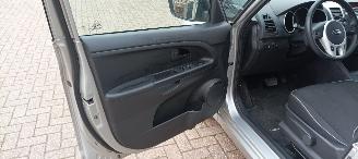 Kia Venga Automatik Klimaautomatik Keyless entry Stoelverwarming Lichtautomaat Privacyglas leren multifunctioneel stuurwiel 4xElektrische ramen Elektrische-spiegels met verwarming en  elektrisch inklapbaar privacy glas Parkeersensoren achter trekhaak 16-inch Kia ve picture 16