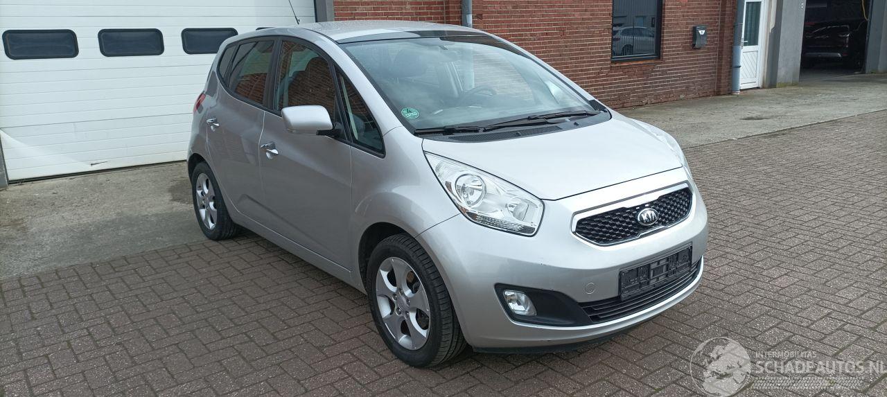 Kia Venga Automatik Klimaautomatik Keyless entry Stoelverwarming Lichtautomaat Privacyglas leren multifunctioneel stuurwiel 4xElektrische ramen Elektrische-spiegels met verwarming en  elektrisch inklapbaar privacy glas Parkeersensoren achter trekhaak 16-inch Kia ve