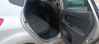 Kia Venga Automatik Klimaautomatik Keyless entry Stoelverwarming Lichtautomaat Privacyglas leren multifunctioneel stuurwiel 4xElektrische ramen Elektrische-spiegels met verwarming en  elektrisch inklapbaar privacy glas Parkeersensoren achter trekhaak 16-inch Kia ve picture 12