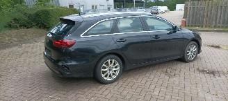 Kia Ceed Premium Edition 1.6 136pk Leder Sportstoelen Memory Navigatie Jbl sound System Climatecontrol CruiseControl 4xStoelverwarming Full-Led koplampen keyless Entry Blindspot systeem automatische inparkeer systeem elektrische achterklep Dab Radio Achteruitrijca picture 5