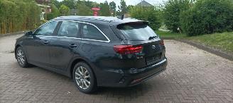 Kia Ceed Premium Edition 1.6 136pk Leder Sportstoelen Memory Navigatie Jbl sound System Climatecontrol CruiseControl 4xStoelverwarming Full-Led koplampen keyless Entry Blindspot systeem automatische inparkeer systeem elektrische achterklep Dab Radio Achteruitrijca picture 3
