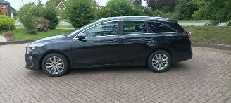 Schadeauto Kia Ceed Premium Edition 1.6 136pk Leder Sportstoelen Memory Navigatie Jbl sound System Climatecontrol CruiseControl 4xStoelverwarming Full-Led koplampen keyless Entry Blindspot systeem automatische inparkeer systeem elektrische achterklep Dab Radio Achteruitrijca 2018/9