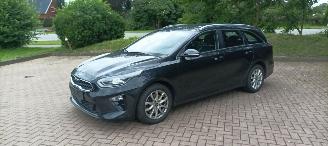 Kia Ceed Premium Edition 1.6 136pk Leder Sportstoelen Memory Navigatie Jbl sound System Climatecontrol CruiseControl 4xStoelverwarming Full-Led koplampen keyless Entry Blindspot systeem automatische inparkeer systeem elektrische achterklep Dab Radio Achteruitrijca picture 2