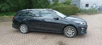Kia Ceed Premium Edition 1.6 136pk Leder Sportstoelen Memory Navigatie Jbl sound System Climatecontrol CruiseControl 4xStoelverwarming Full-Led koplampen keyless Entry Blindspot systeem automatische inparkeer systeem elektrische achterklep Dab Radio Achteruitrijca picture 7