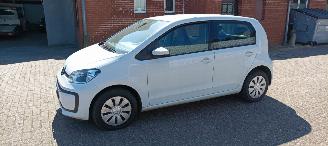 Damaged car Volkswagen Up! Move Up! 1.0 65pk Airconditioning Led verlichting Parkeersensoren achter Achteruitrijcamera Elektrische ramen Dab Radio cruisecontrol Boordcomputer Navigatie/Telefoon houder 2021/9