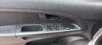 Kia Venga 1.6 Automatik Climatecontrol Keyless-entry Stoelverwarming Leren stuurwiel Armsteun voor Links & Rechts 4xElektrische ramen Elektrische inklapbare buitenspiegels Privacy glas Trekhaak Parkeersensoren achter 16 inch Sportvelgen Mistlampen picture 10