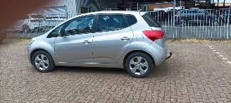 Kia Venga 1.6 Automatik Climatecontrol Keyless-entry Stoelverwarming Leren stuurwiel Armsteun voor Links & Rechts 4xElektrische ramen Elektrische inklapbare buitenspiegels Privacy glas Trekhaak Parkeersensoren achter 16 inch Sportvelgen Mistlampen picture 5