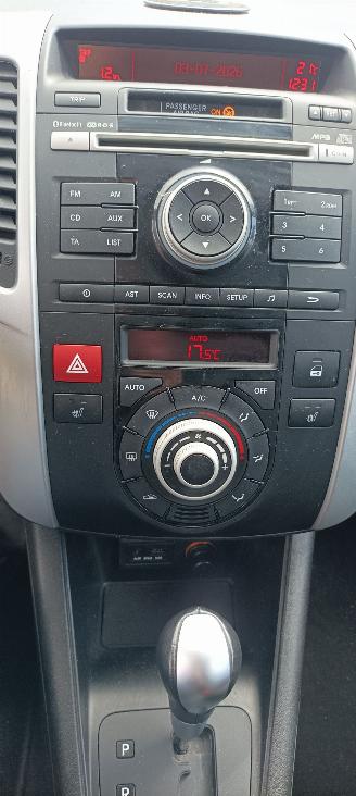 Kia Venga 1.6 Automatik Climatecontrol Keyless-entry Stoelverwarming Leren stuurwiel Armsteun voor Links & Rechts 4xElektrische ramen Elektrische inklapbare buitenspiegels Privacy glas Trekhaak Parkeersensoren achter 16 inch Sportvelgen Mistlampen picture 19