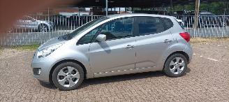 Kia Venga 1.6 Automatik Climatecontrol Keyless-entry Stoelverwarming Leren stuurwiel Armsteun voor Links & Rechts 4xElektrische ramen Elektrische inklapbare buitenspiegels Privacy glas Trekhaak Parkeersensoren achter 16 inch Sportvelgen Mistlampen picture 6