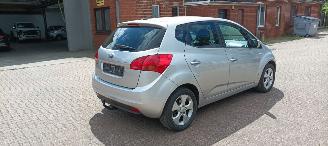 Kia Venga 1.6 Automatik Climatecontrol Keyless-entry Stoelverwarming Leren stuurwiel Armsteun voor Links & Rechts 4xElektrische ramen Elektrische inklapbare buitenspiegels Privacy glas Trekhaak Parkeersensoren achter 16 inch Sportvelgen Mistlampen picture 3