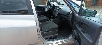 Kia Venga 1.6 Automatik Climatecontrol Keyless-entry Stoelverwarming Leren stuurwiel Armsteun voor Links & Rechts 4xElektrische ramen Elektrische inklapbare buitenspiegels Privacy glas Trekhaak Parkeersensoren achter 16 inch Sportvelgen Mistlampen picture 16