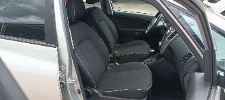 Kia Venga 1.6 Automatik Climatecontrol Keyless-entry Stoelverwarming Leren stuurwiel Armsteun voor Links & Rechts 4xElektrische ramen Elektrische inklapbare buitenspiegels Privacy glas Trekhaak Parkeersensoren achter 16 inch Sportvelgen Mistlampen picture 17
