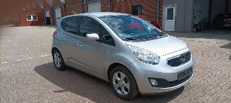 Kia Venga 1.6 Automatik Climatecontrol Keyless-entry Stoelverwarming Leren stuurwiel Armsteun voor Links & Rechts 4xElektrische ramen Elektrische inklapbare buitenspiegels Privacy glas Trekhaak Parkeersensoren achter 16 inch Sportvelgen Mistlampen picture 2