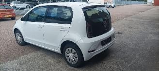 Volkswagen Up! 1.0-Mpi 65pk Airconditioning Navigatie-Houder Cruisecontrol Bordcomputer Stoelverwarming Radio DAB Achteruitrijcamera Parkeersensoren Led dagrijverlichting Elek-Ramen Centrale vergrendeling met afstandsbediening Start-Stop systeem picture 3