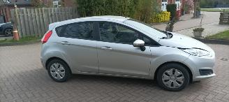 Ford Fiesta 1.5-diesel Led-dagrijverlichting Airconditioning Stoelverwarming Lichtautomaat Leren Stuurwiel Radio -usb Elektrische ramen Elektrische inklapbare buitenspiegels met led verlichting Parkeersensoren voor en achter picture 3