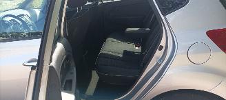 Kia Venga 1.6-16v Benzine Automatik Keyless-entry Climatecontrol Stoelverwarming Privacyglas leren stuurwiel mistlampen Parkeersensoren Trekhaak picture 16
