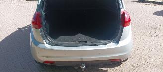 Kia Venga 1.6-16v Benzine Automatik Keyless-entry Climatecontrol Stoelverwarming Privacyglas leren stuurwiel mistlampen Parkeersensoren Trekhaak picture 14