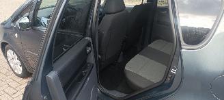 Mitsubishi Colt 1.3-16v Automaat 95pk Airco Lichtautomaat cruisecontrol Regensensor 4xElektrische ramen Elektrische-spiegels met verwarming Centrale vergrendeling met afstandsbediening Privacyglas leren stuurwiel mistlampen Metallic Lak Trekhaak  volledig Onderhouden! picture 13