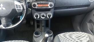 Mitsubishi Colt 1.3-16v Automaat 95pk Airco Lichtautomaat cruisecontrol Regensensor 4xElektrische ramen Elektrische-spiegels met verwarming Centrale vergrendeling met afstandsbediening Privacyglas leren stuurwiel mistlampen Metallic Lak Trekhaak  volledig Onderhouden! picture 17