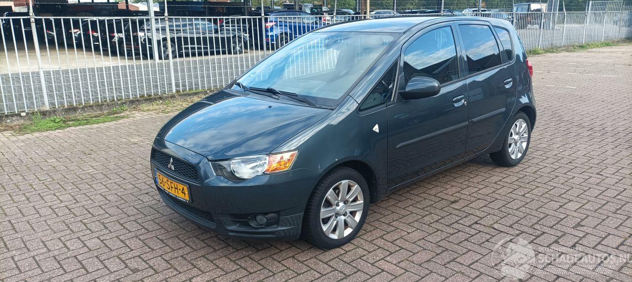 Mitsubishi Colt 1.3-16v Automaat 95pk Airco Lichtautomaat cruisecontrol Regensensor 4xElektrische ramen Elektrische-spiegels met verwarming Centrale vergrendeling met afstandsbediening Privacyglas leren stuurwiel mistlampen Metallic Lak Trekhaak  volledig Onderhouden!