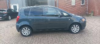 Mitsubishi Colt 1.3-16v Automaat 95pk Airco Lichtautomaat cruisecontrol Regensensor 4xElektrische ramen Elektrische-spiegels met verwarming Centrale vergrendeling met afstandsbediening Privacyglas leren stuurwiel mistlampen Metallic Lak Trekhaak  volledig Onderhouden! picture 7