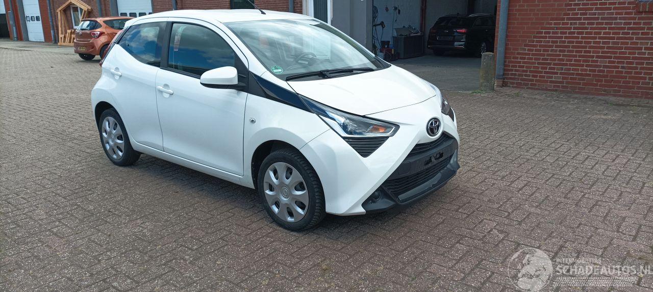 Toyota Aygo Bj: 09-2018 Facelift X-Play 1.0-VVT-i Airconditioning Leren stuurwiel Deelbare achterbank getinte ruiten Elektrische ramen Elektrische-spiegels Led Dagrijverlichting led achterlichten