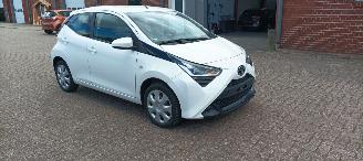Toyota Aygo Bj: 09-2018 Facelift X-Play 1.0-VVT-i Airconditioning Leren stuurwiel Deelbare achterbank getinte ruiten Elektrische ramen Elektrische-spiegels Led Dagrijverlichting led achterlichten picture 1