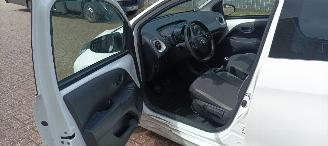 Toyota Aygo Bj: 09-2018 Facelift X-Play 1.0-VVT-i Airconditioning Leren stuurwiel Deelbare achterbank getinte ruiten Elektrische ramen Elektrische-spiegels Led Dagrijverlichting led achterlichten picture 8