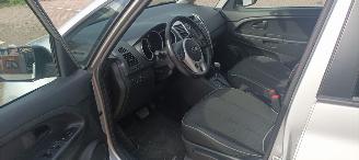 Kia Venga Bj: 08-2013 1.6 Benzine Automaat Climatecontrol Stoelverwarming Lichtautomaat Privacyglas keyless Entry 4xElektrische ramen Elektrische-spiegels met parkeerstand Mistlampen 16 inch kia velgen Trekhaak picture 14