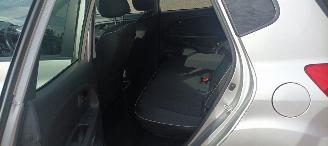 Kia Venga Bj: 08-2013 1.6 Benzine Automaat Climatecontrol Stoelverwarming Lichtautomaat Privacyglas keyless Entry 4xElektrische ramen Elektrische-spiegels met parkeerstand Mistlampen 16 inch kia velgen Trekhaak picture 17