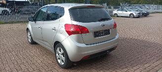 Kia Venga Bj: 08-2013 1.6 Benzine Automaat Climatecontrol Stoelverwarming Lichtautomaat Privacyglas keyless Entry 4xElektrische ramen Elektrische-spiegels met parkeerstand Mistlampen 16 inch kia velgen Trekhaak picture 4