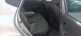 Kia Venga Bj: 08-2013 1.6 Benzine Automaat Climatecontrol Stoelverwarming Lichtautomaat Privacyglas keyless Entry 4xElektrische ramen Elektrische-spiegels met parkeerstand Mistlampen 16 inch kia velgen Trekhaak picture 22